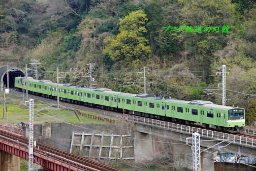 河内堅上の鉄橋を渡る関西本線の201系