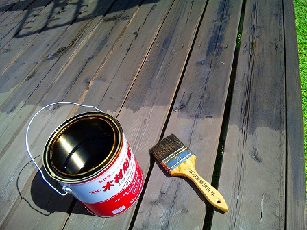 庭の木部に防腐剤を塗りました2