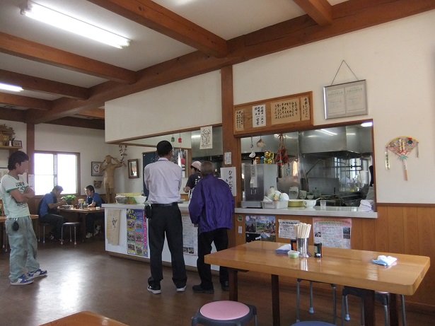 新井こう平製麺所の店内１