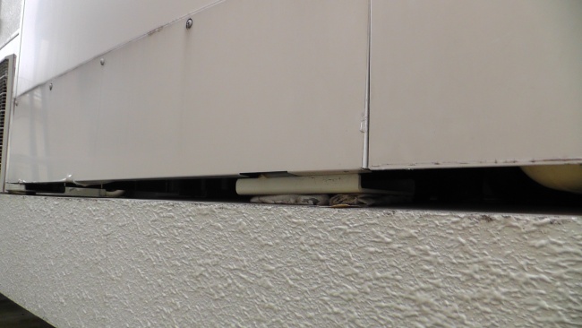 エコキュートの5脚のうち2脚が浮いている