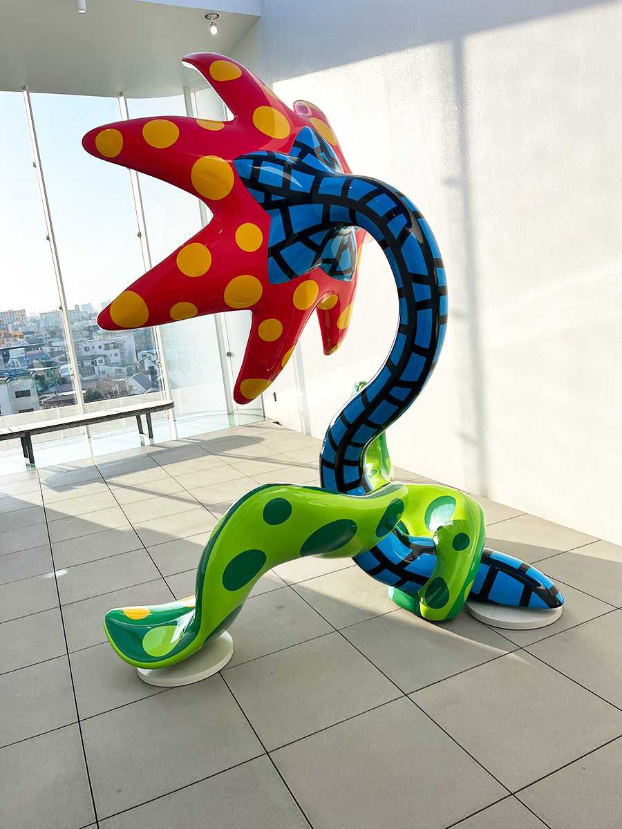 立体的なカラフルアート作品 草間彌生美術館 ラスボス感のある立体作品が迫力満点 まるで混沌花（亜