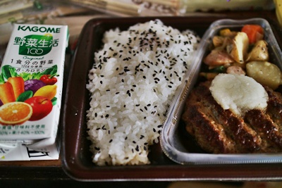 野菜ジュースと弁当.JPG