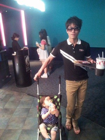 映画館で