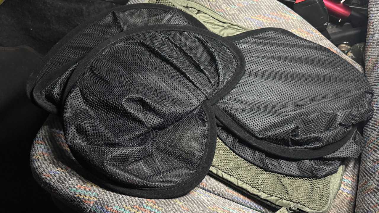 ジムニーJB23 メッシュカーテン ねじってコンパクト収納