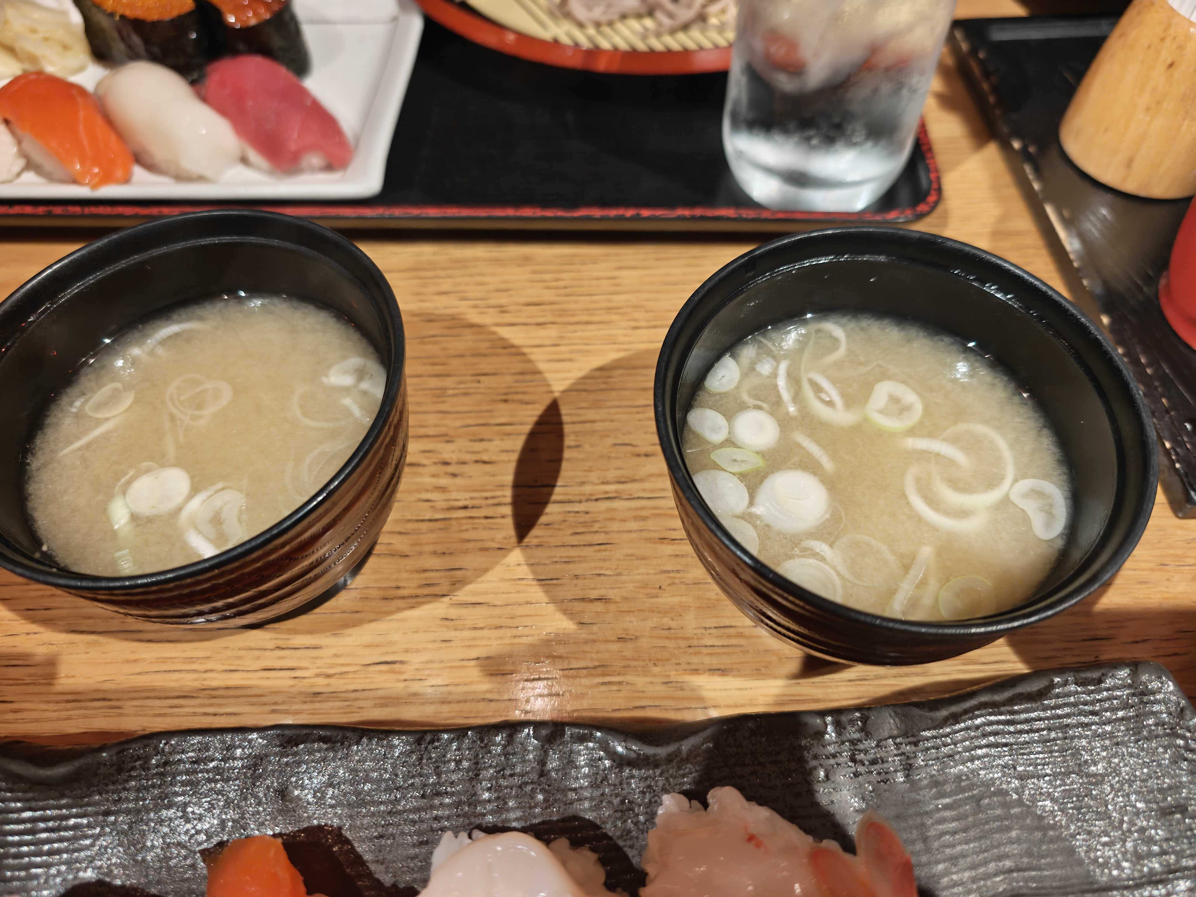 新千歳空港　子連れ夕食　すし屋花ぶさ　特上寿しのセットのおみそ汁