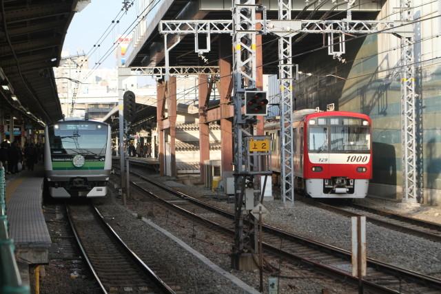 横浜線E233系 デビューマーク付と京急の並び！2