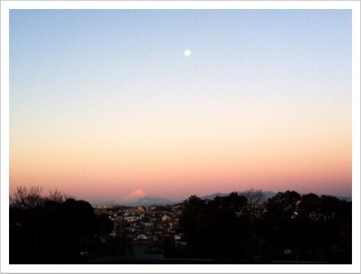 2015.1.8 am6:45 富士山と月