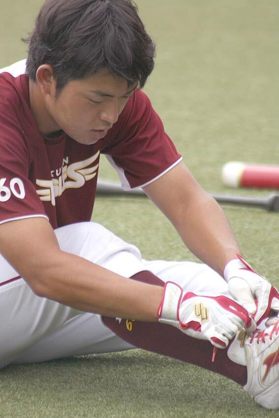 勧野（靴を結ぶ）.jpg