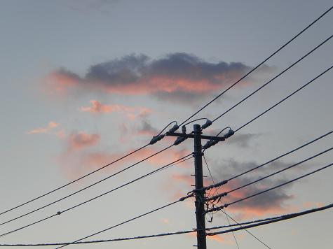 ２／１８朝焼けの雲と電線.JPG