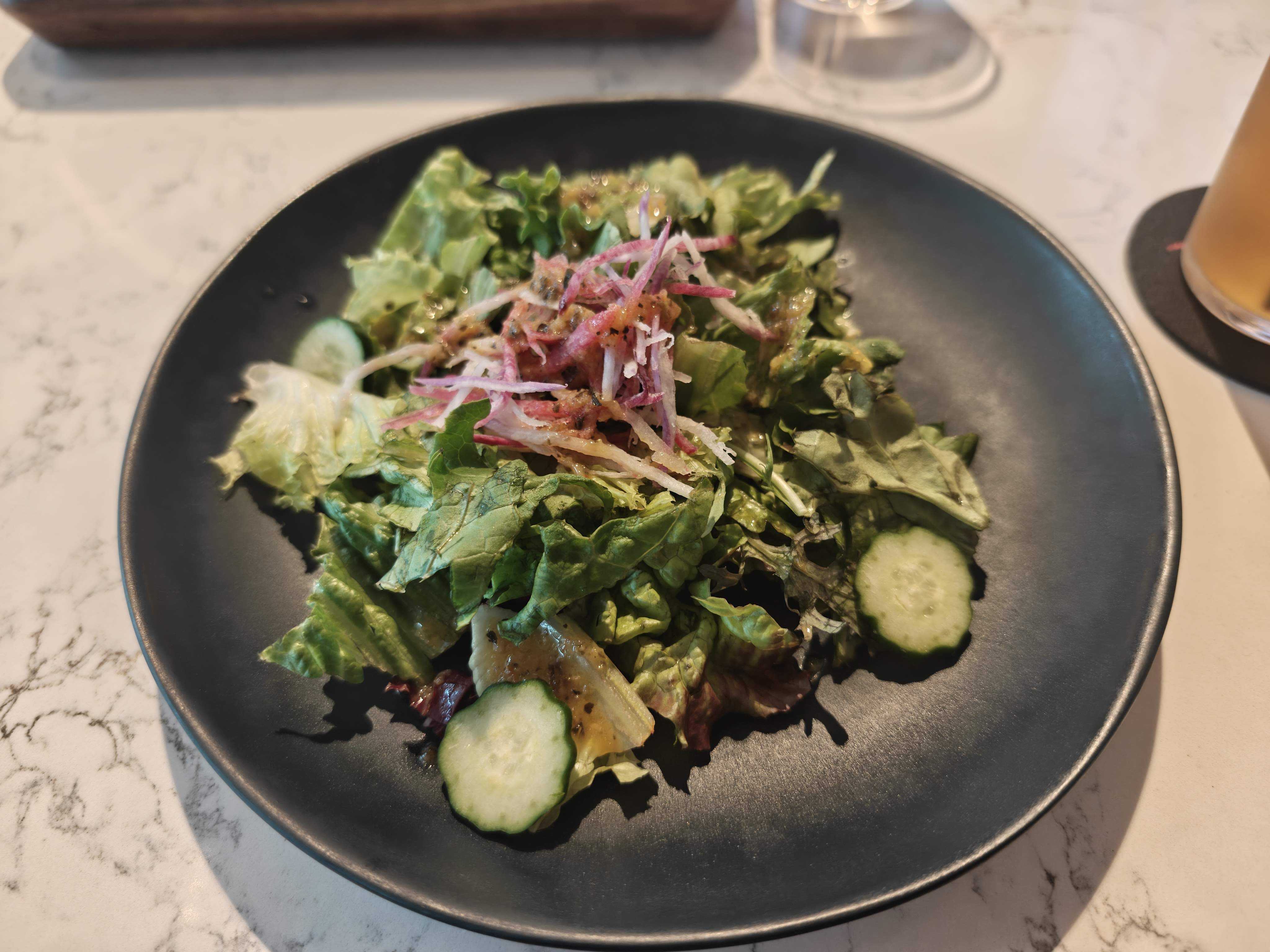 高輪ゲートウェイ　ランチ　Rigo SPANISH ITALIAN　アロス・ネグロ イカ墨のパエージャ　ランチセットのサラダ
