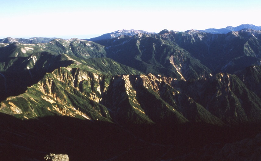 左下の石が槍ヶ岳山頂