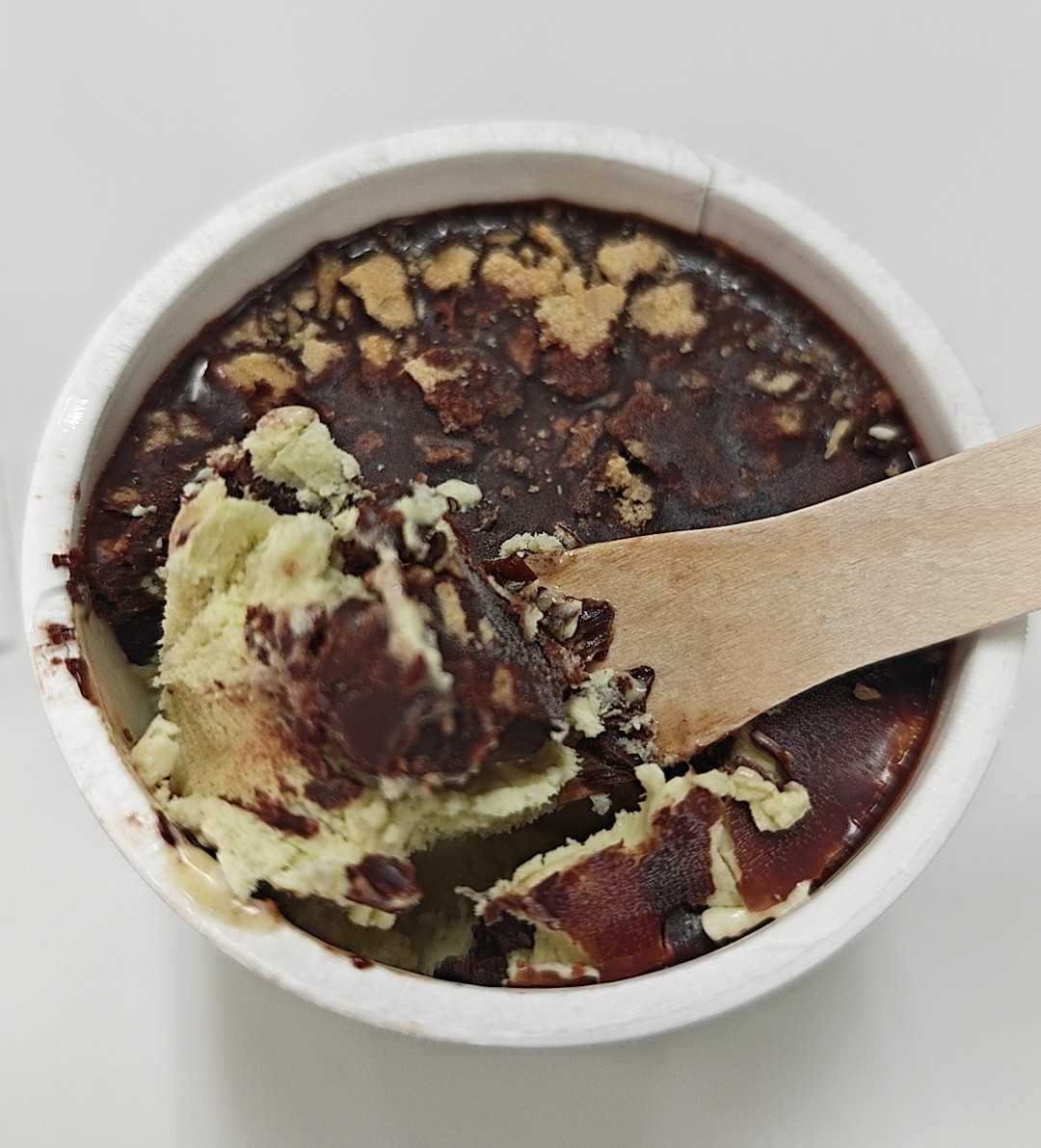 セブンイレブン　赤城乳業　ドバイチョコテイスト　チョコレートピスタチオアイス