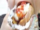 ホットドッグを食べる息子
