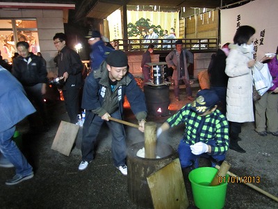 水稲荷神社での餅つきです。