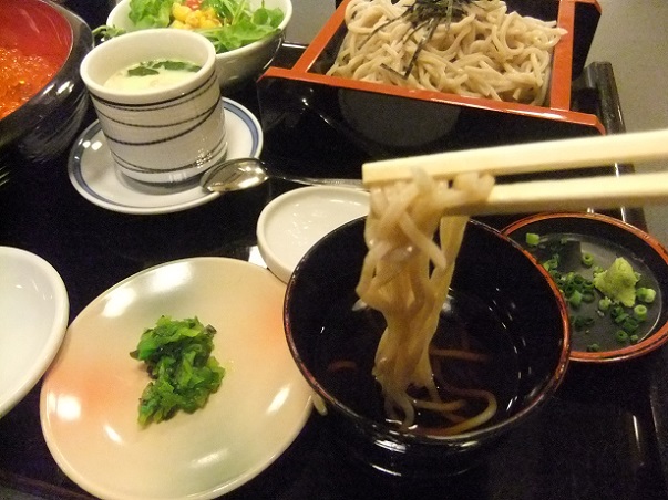 栗原４丁目・江戸一西新井館のたっぷりイクラのサーモン丼とそば２