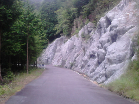 右の岩肌が人工感たっぷり