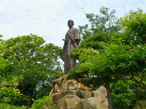 港がみえる丘の径日和山公園 (500x374).jpg