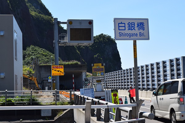 トンネル出口と右側は日本海