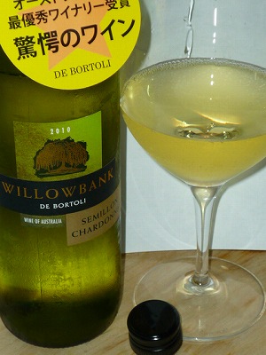 De Bortoli Willowbank Semillon Chardonnay 2010 glass.jpg