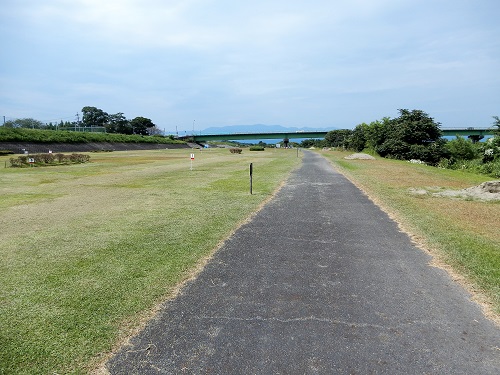 36野洲川河川敷自転車道 (2).JPG