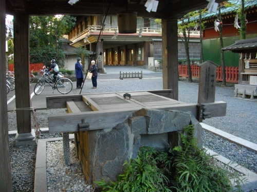 静岡浅間神社御神水井戸 (2) (500x375).jpg