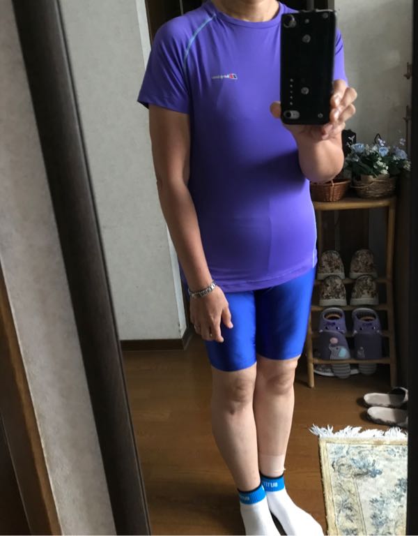 卓球には 青紫のスポーツtシャツ 青のハーフスパッツ 卓球後 白レース ベージュのワンピース 黒パンツ 黒 紫 金のドレス 青のチュニック試着して購入 Music Land 私の庭の花たち 楽天ブログ