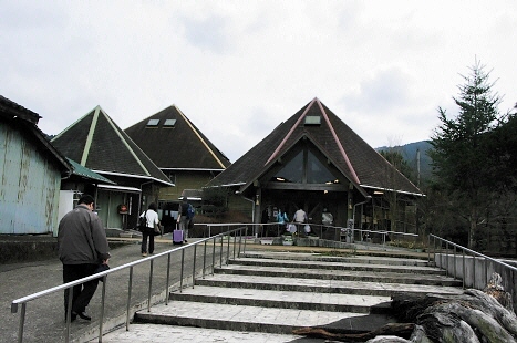 118.山野線の久木野駅跡のふるさとセンターで昼食