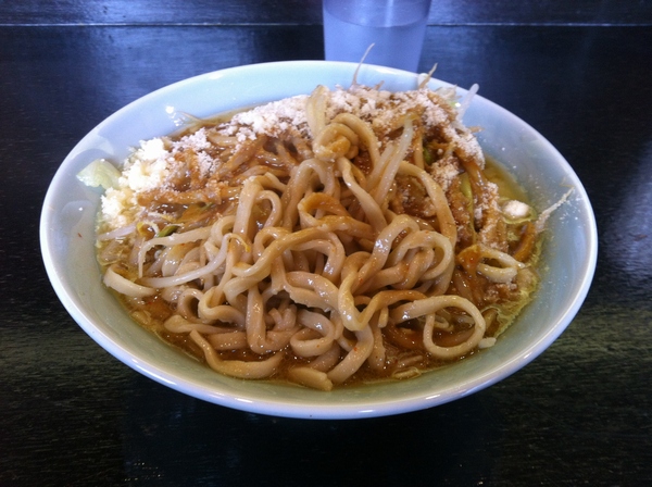 ラーメンマシンガン　カレーそば+粉チーズ　麺