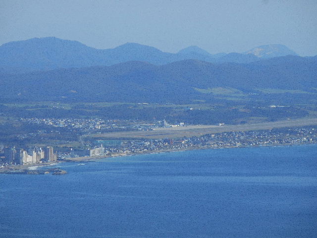 空港と恵山.jpg