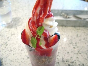 VEGANソフトクリームパフェ　ベリーソース