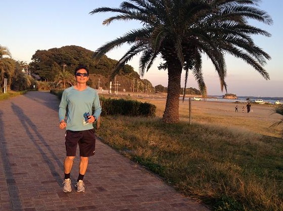 夕方ホテル付近を走る社長