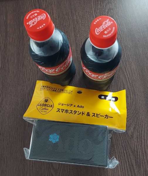ジョージア×ado”コラボ“スマホスタンド&スピーカー