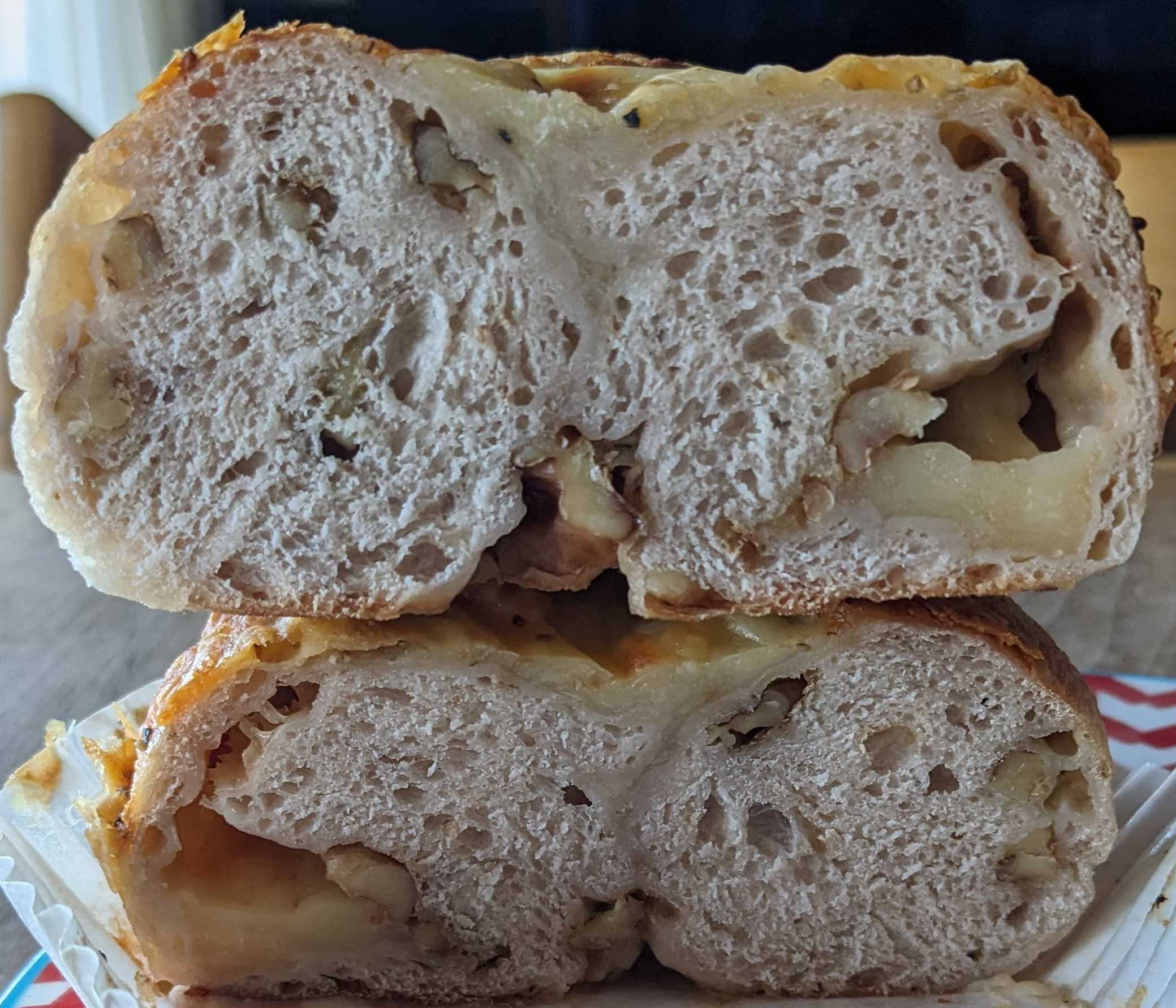 くるみベーコンオリーブチーズトマトベーグルの断面