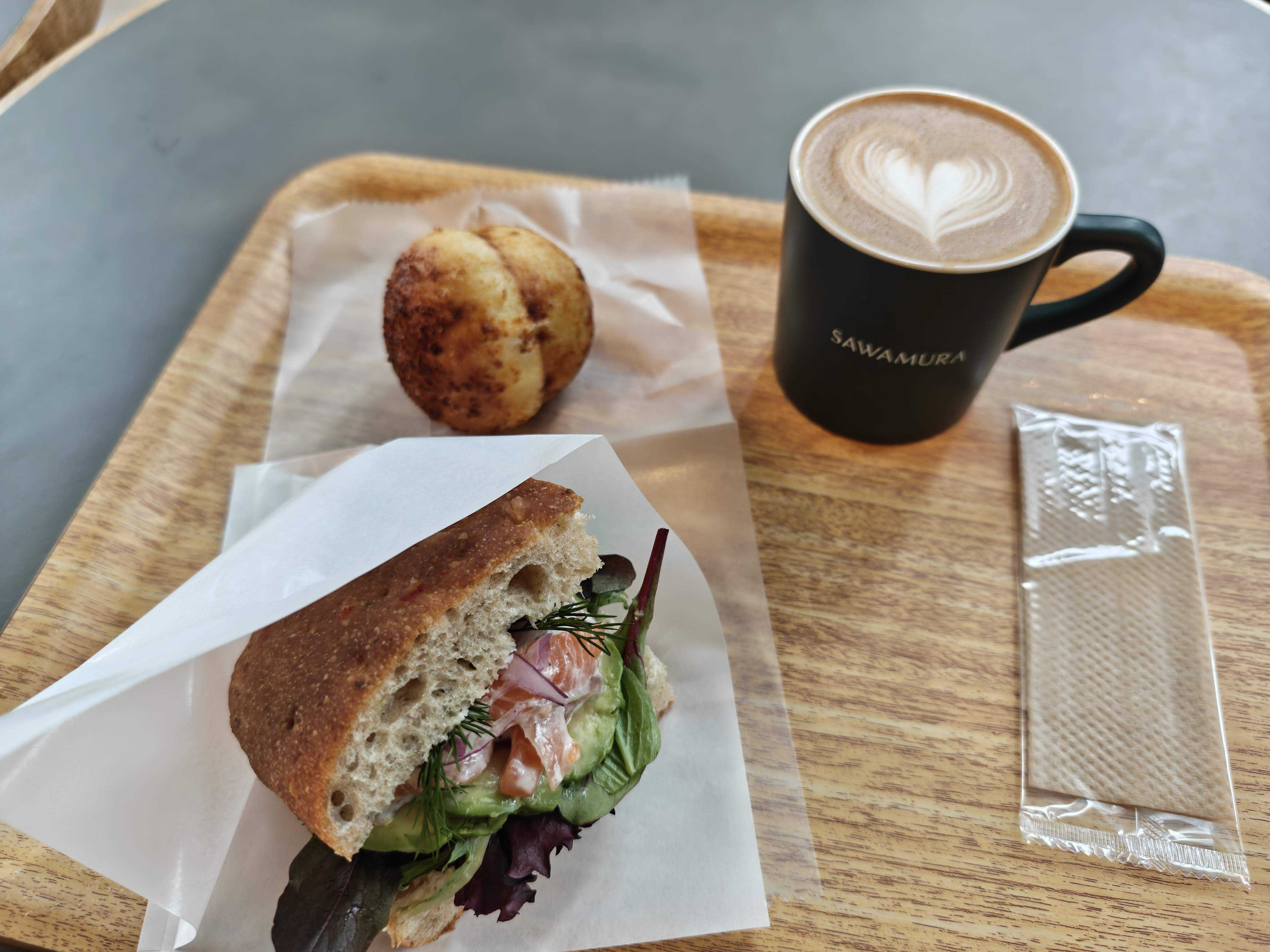 虎ノ門ヒルズ　パン屋　SAWAMURA　ランチ　燻製サーモンとアボカドのフォカッチャサンド、じゃが丸さん、カフェラテ