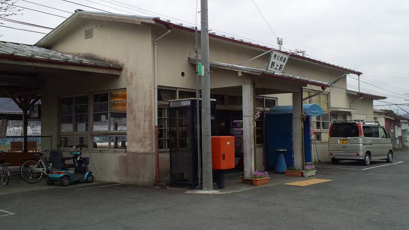 鄙びた風情の野上駅。