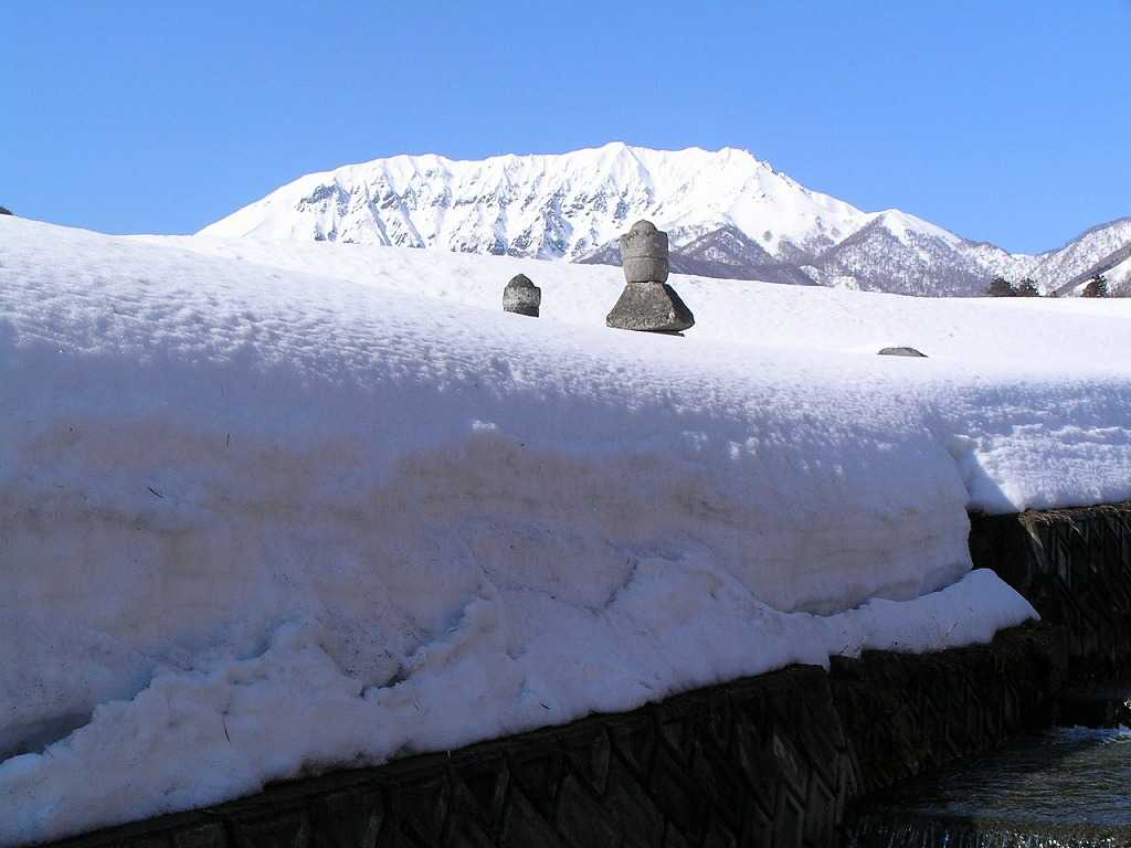 雪に覆われた歌碑