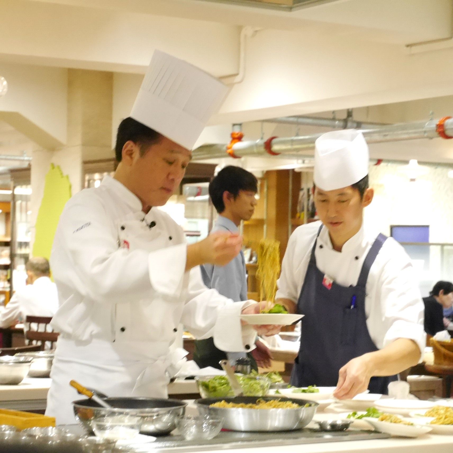 オレペ✕panasonic_IH体験イベント_上海風焼きそば_盛り付け