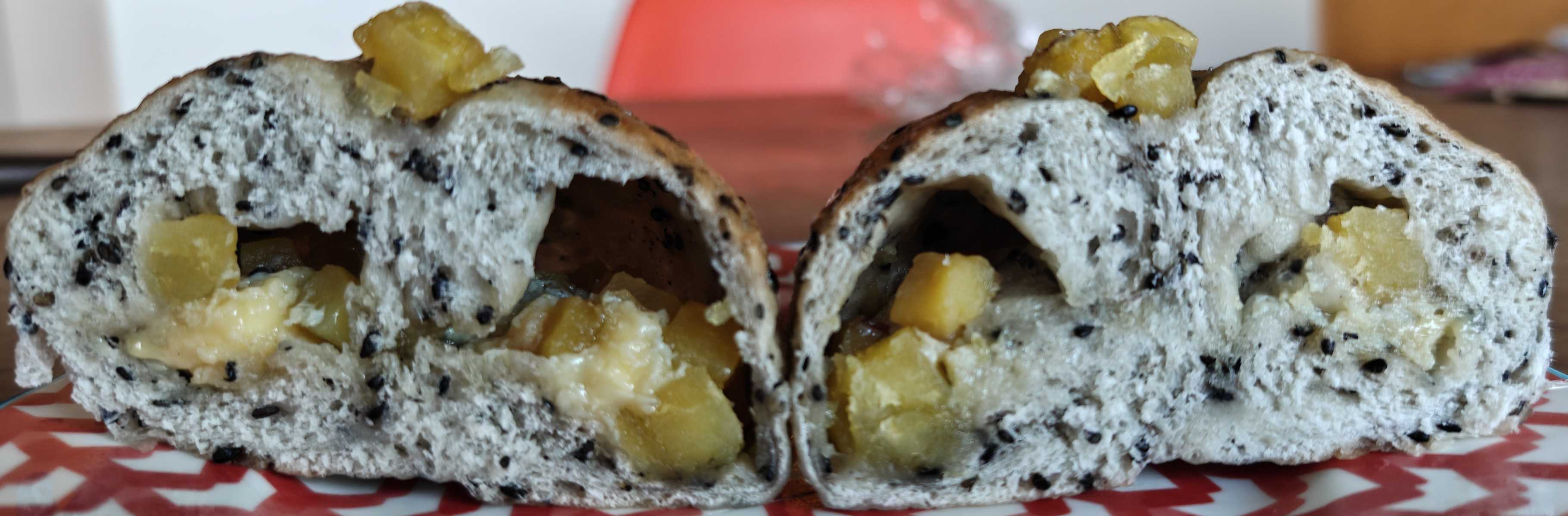 アカシアベーグル(acaciabagel) 通販　黒ごまおさつミルク　Black sesame sweet milkの断面