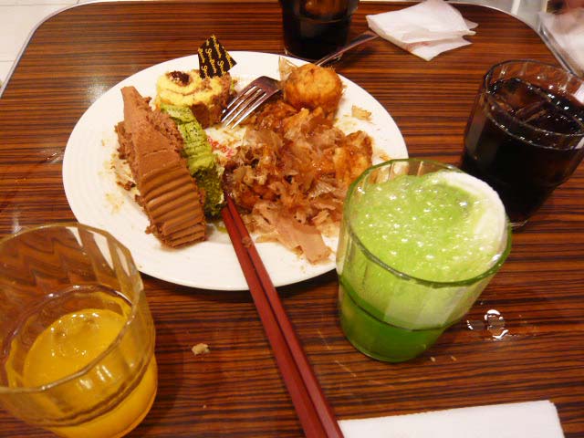 チョコとノエルとショコラロールとクリームソーダ