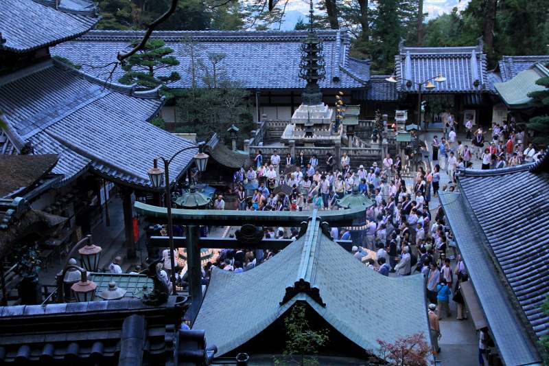 生駒聖天万灯会_05管主講話境内風景.jpg