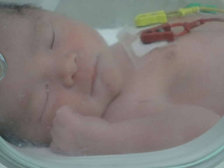 ☆2014-02-11　23：07　保育器の中ですやすや.jpg