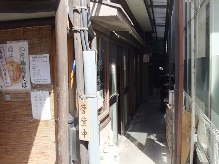 入口は脇に