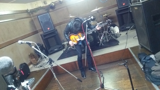 tommyのベースをいじくるchikaさん