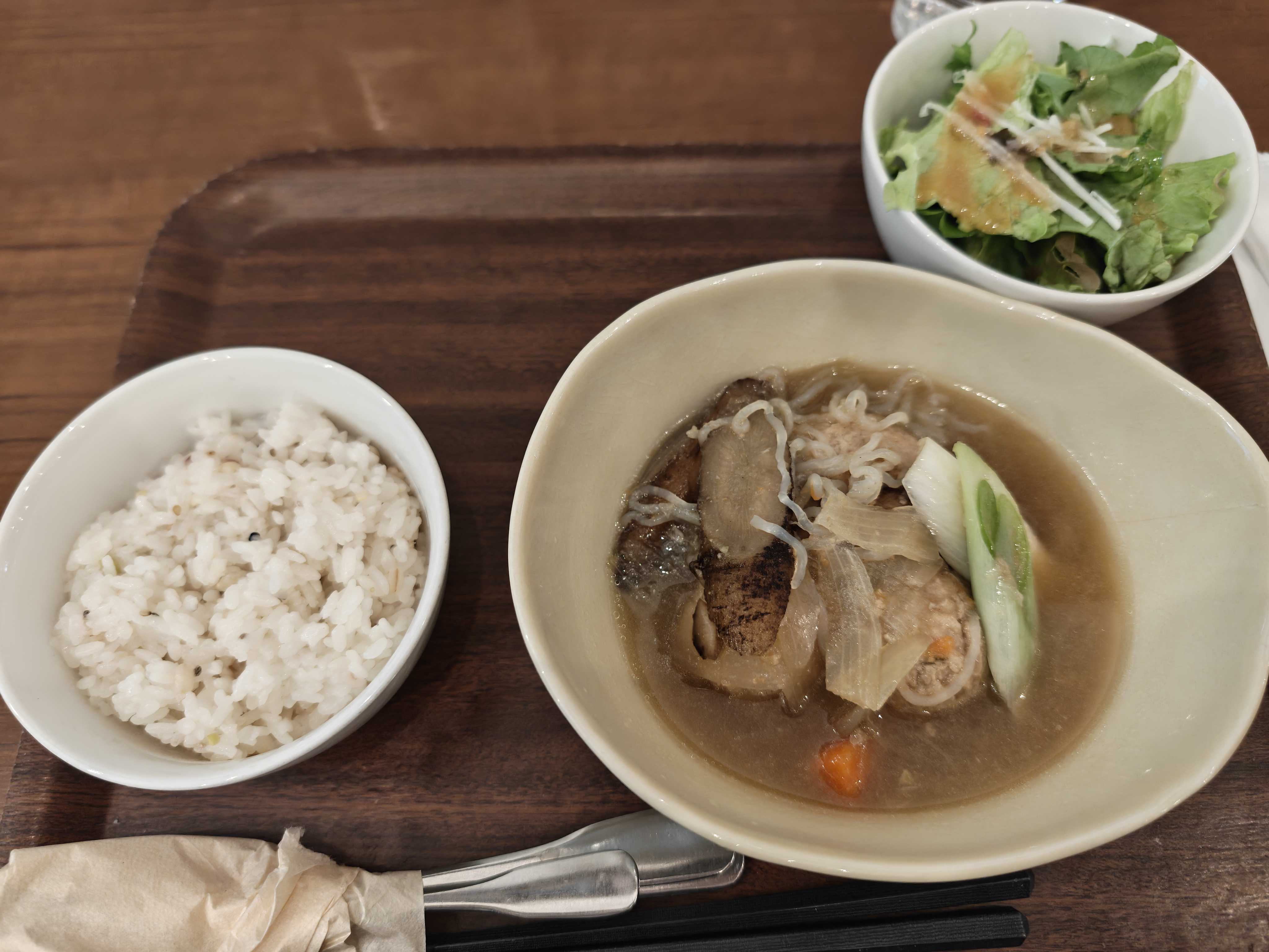 虎ノ門　ひとりランチ　knit cafe 森のこぶた　ごぼうと肉団子のジンジャースープ ランチセット