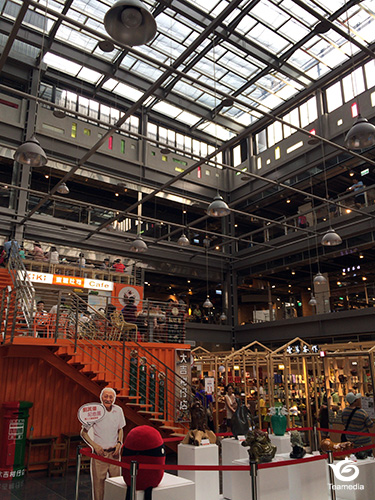 階段の所にカフェなど