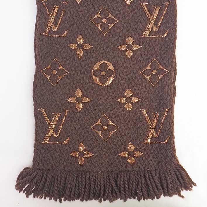 コーデに華やかさを添える ルイ・ヴィトンのロゴマニアマフラー