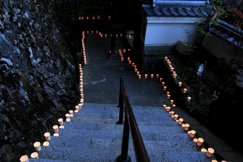 生駒聖天万灯会_07境内蝋燭灯篭.jpg