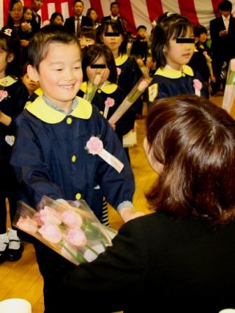 担任の先生へのお花の贈呈