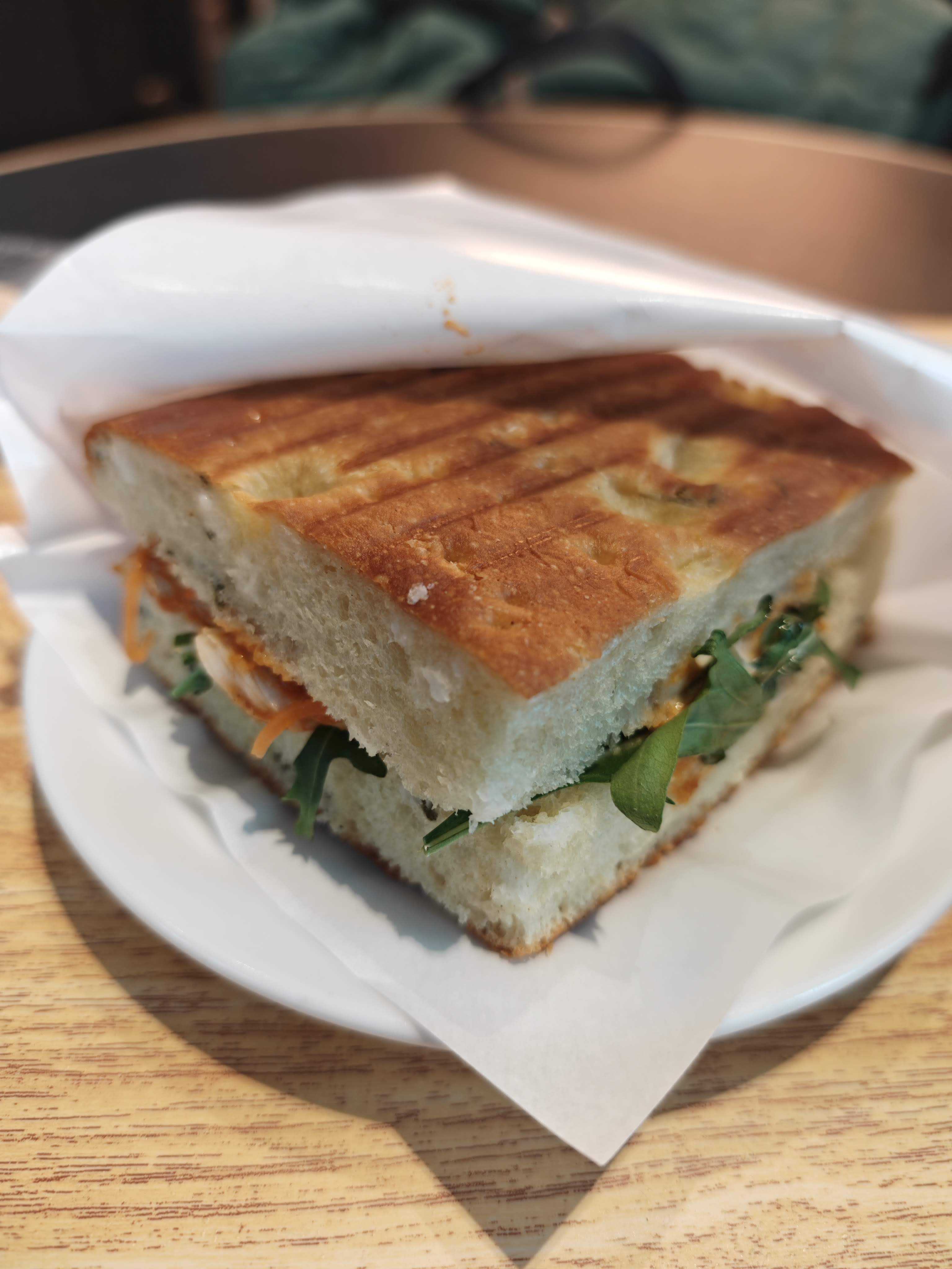 虎ノ門ヒルズ パン屋　SAWAMURA　トマト味噌ジャークチキンフォカッチャホットサンド