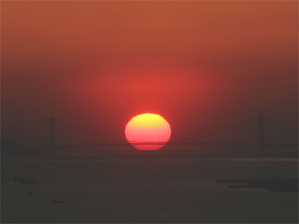 IMG_4183明石大橋に絡む夕日.jpg